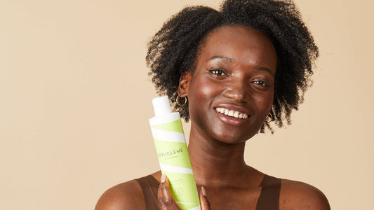 Le co-lavage des cheveux bouclés : les avantages et les inconvénients de cette méthode de nettoyage