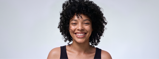 Wie man lockiges Haar trocknet: Tipps und Techniken