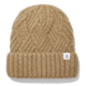 Een kamelkleurige beanie met kabelpatroon, voorzien van een geribde rand en een klein wit vierkant label met daarop een grijze letter ‘B’, afgebeeld op een witte achtergrond met een zachte slagschaduw.
