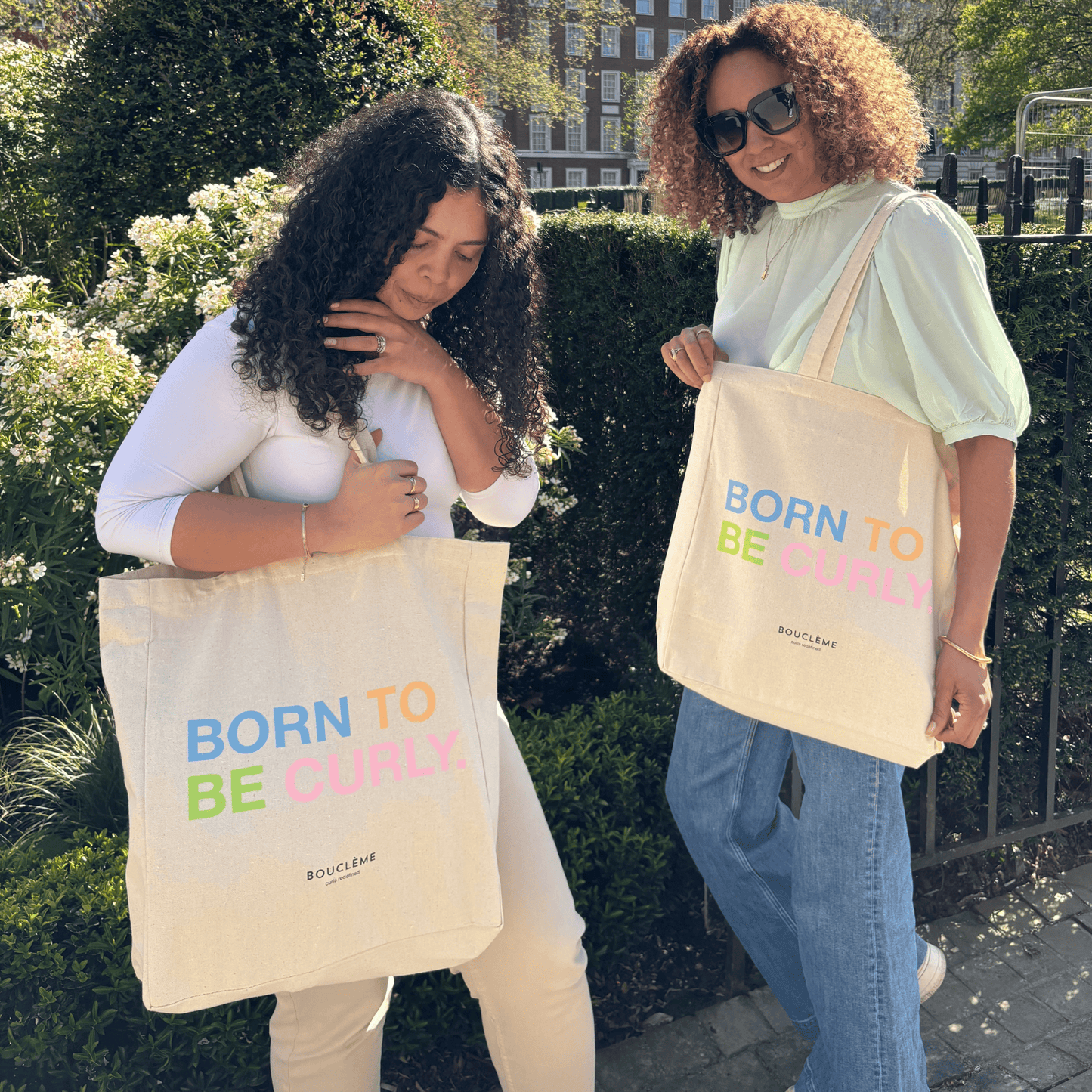 Modèle frisé portant le sac Tote Bag Born to be curly - Bouclème 